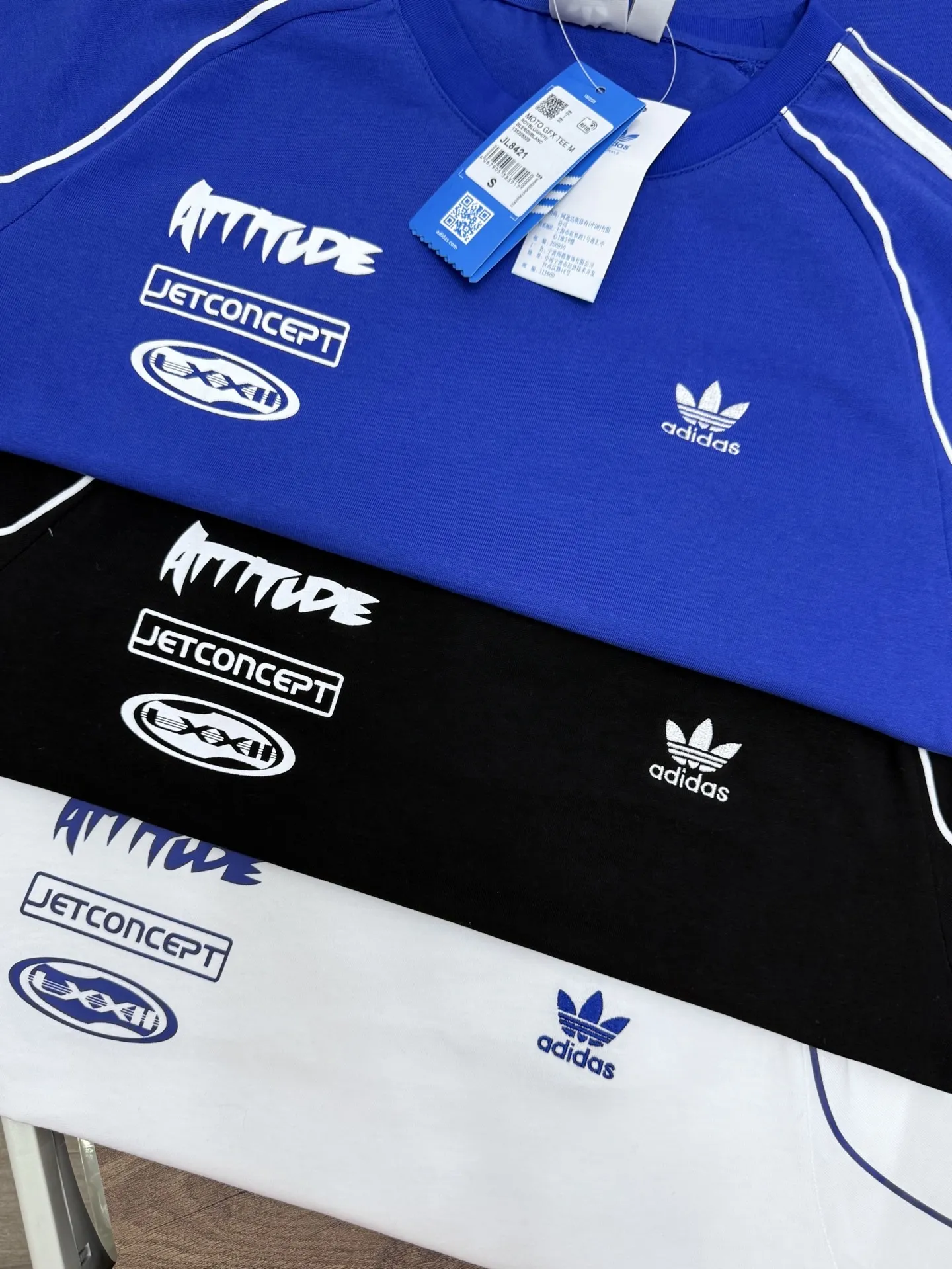 2026New Arrival Adidas clover motorcycle style logo print casual couple short-sleeved T-shirt unlocks the possibility of dual wear for sports and daily life! Simple and elegant without being ostentatious. Made of high-quality cotton, it is soft and skin-friendly, has no sense of restraint in daily wear, and can stay refreshing and breathable during exercise. The neat silhouette fits your body shape without being sloppy or bulky. It can be worn with ease whether paired with sweatpants for an energetic sports look or casual pants for a daily commuting look. Classic Adidas Quality blessing, washable and durable, it is a cost-effective choice for daily wear. Style number: A 223# Color: Black White Blue Size: S-XXL Length Bust Sleeve and shoulder length Recommended weight S 66 100 34 100-120 catties M 68 104 35 120-140 catties L 70 108 36 140-160 Jin XL 72 112 37 160-180 Jin XXL 74 116 38 180-200 Jin
